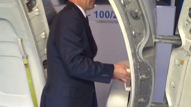 Открытие дверей Boeing 737 изнутри смотреть онлайн