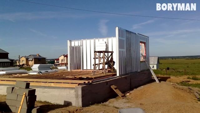 Жители Элитных Домов смеялись когда они строили Дом из Пенопласта! Пока не увидели Это...