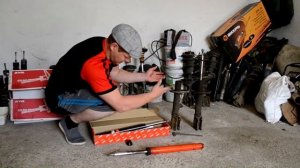 Раньше умели делать! Самый правильный в мире ремонт амортизаторов. Амортизаторщик показывает!