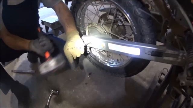 Honda XR 125L fixing the rear wheel смотреть онлайн