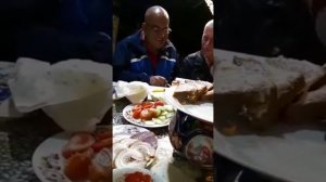 Армяне жгут. Армян разговаривает с Алисой (поисковиком). Это очень смешно.