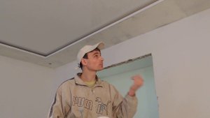 Что сделать, чтобы не трещали потолки? - клеим стеклохолст и серпянку