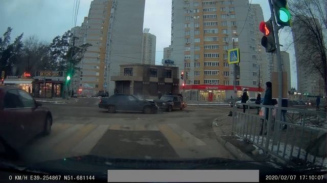Лобовое столкновение в Воронеже смотреть онлайн
