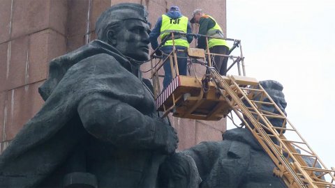 В украинском городе Ровно снесли памятник советским воинам