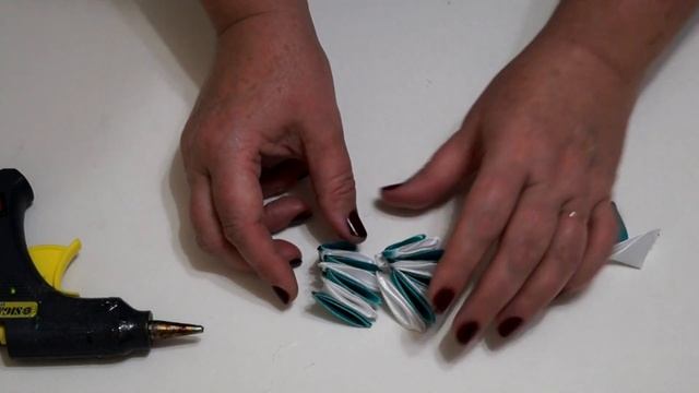 Простая ёлочная игрушка своими руками в стиле Канзаши /3 идеи из ленты/ DIY смотреть онлайн