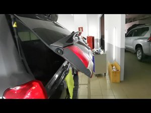 Установили электропривод задней двери багажника на Toyota Land Cruiser 200 2009 года.