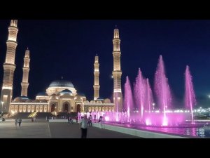 Ночной фонтан на площади у Центральной мечети Астаны