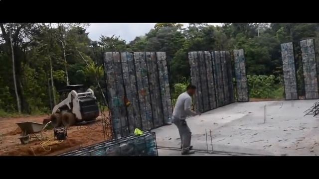 ВСЕ СОСЕДИ СМЕЯЛИСЬ НАД ЕГО БОЛЬШИМ ПЛАНОМ ПОСТРОИТЬ ДОМ ИЗ МУСОРА. ДЕРЕВНЯ ИЗ ПЛАСТИКОВЫХ БУТЫЛОК смотреть онлайн