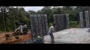 ВСЕ СОСЕДИ СМЕЯЛИСЬ НАД ЕГО БОЛЬШИМ ПЛАНОМ ПОСТРОИТЬ ДОМ ИЗ МУСОРА. ДЕРЕВНЯ ИЗ ПЛАСТИКОВЫХ БУТЫЛОК