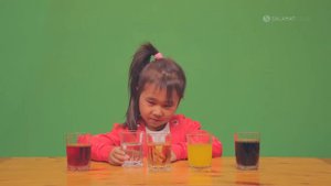 Социальный эксперимент: дети выбирают любимые напитки.