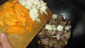 Бараньи ребрышки с картошкой тушеные