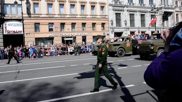Ветераны едут на ретроавтомобилях по Невскому проспекту | СПб 09.05.2019
