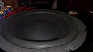 Как играет сабвуфер BBK на замедленной сьемке в 960 кадров