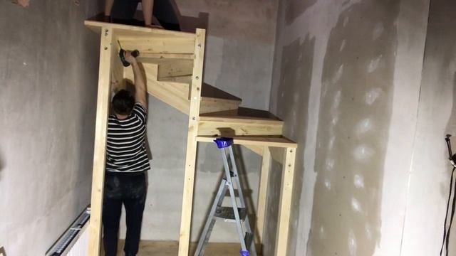 Установка лестницы на 180 градусов с подступенками.
