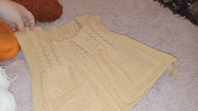 Вяжем детям. Жилетка спицами "ОЧАРОВАНИЕ" . Вязальный процесс- готовая работа.