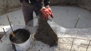 Нанесение чернового слоя арт бетона на каркас водопада