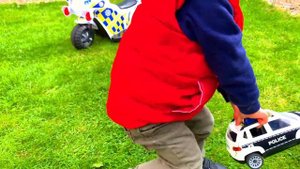 Полицейский Энди на мотоцикле и полицейские машинки для детей | baby motorbike biker