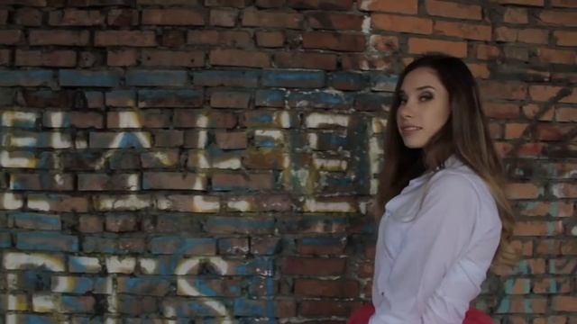 Очень Пластичная девушка в заброшенном здании смотреть онлайн