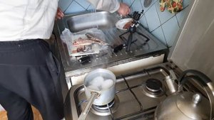 Вытаскиваю кости из селедки