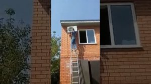 Установка сплит-системы с лестницы