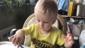 Малыш сам кушает творог
