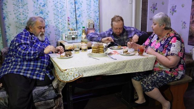 Пьем чай и поздравляем Оксану с Днём Рождения Желаем Вам в этот день только хорошего настроения !!! смотреть онлайн