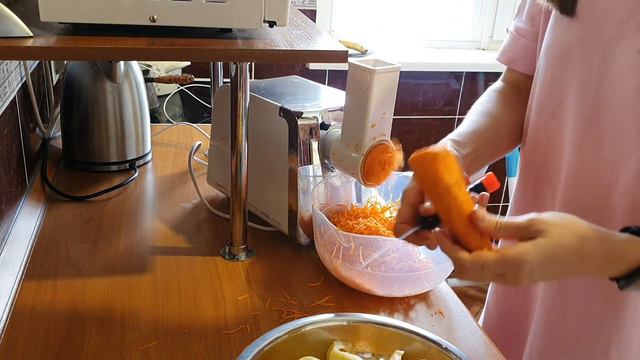 Перерабатываем урожай. Нашла все комментарии. Дочь ничего не ест! Муж в кадре. смотреть онлайн