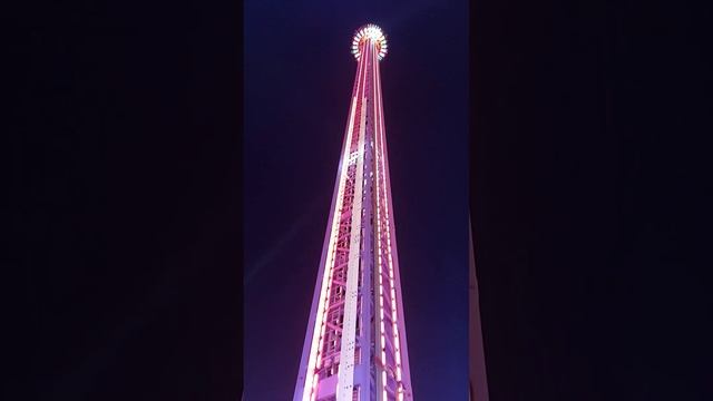 Самая высокая башня свободного падения. Аттракцион на Global Village в Дубай, ОАЭ, 2022.
