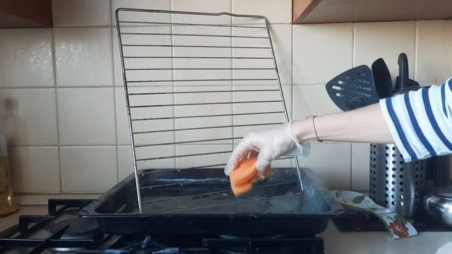 Как отмыть решетку духовки от жира и нагара за 5 минут: необычный способ