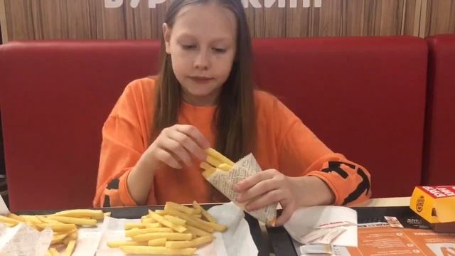 ЧТО ЛУЧШЕ? 2 МАЛЕНЬКИЕ ИЛИ 1 БОЛЬШАЯ? СЕКРЕТ КАРТОШКИ В BURGER KING смотреть онлайн