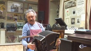 Геннадий Васильев на гармони русского строя