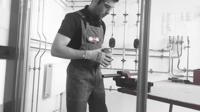 Нарезание резьбы на стальной трубе смотреть онлайн