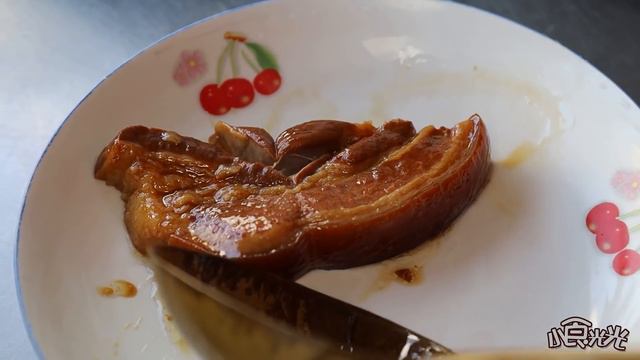 山东大哥停车场里开饭店，3两肉卖1斤钱，1天只卖3h，顾客喝酒吃快餐 смотреть онлайн