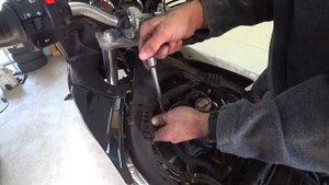Как менять свечи Suzuki Bandit 1250. How  to change the Spark Plugs