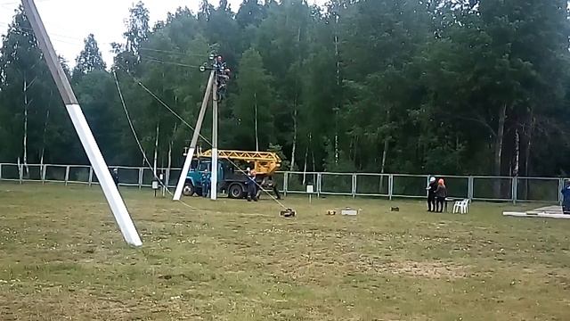 Как снять со столба , пострадавшего от эл.тока смотреть онлайн