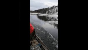 Зимнее плавание на деревянной лодке.