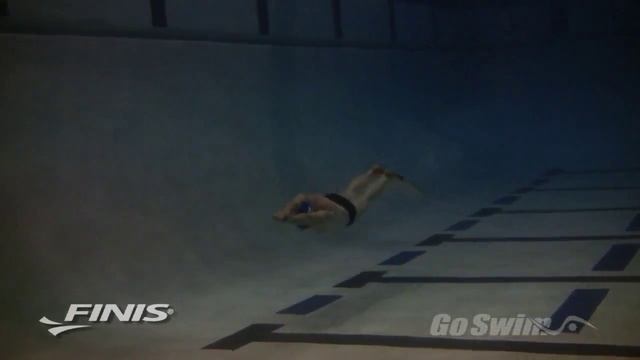 Отработка плавных и мощных толчков в стиле Баттерфляй с помощью моноластов FINIS Monofin