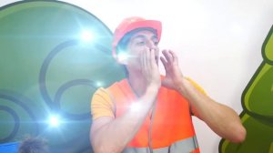 Машинки и игрушки для малышей. Большая бетономешалка помогает Мастеру Тук-Тук. Видео для детей