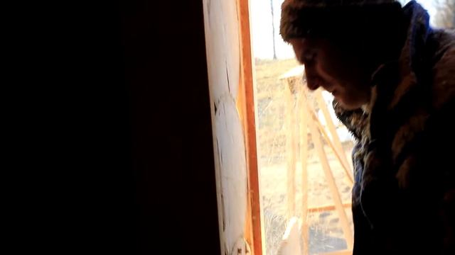 Выравнивание проемов ручным фрезером в срубе из сухарника