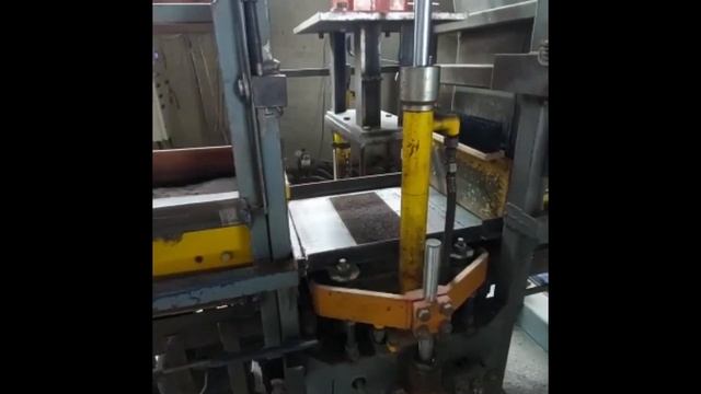 Производство двухслойной брусчатки колормикс на вибропрессе Кондор в автоматическом режиме.￼