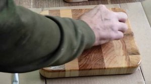 Пропитка маслом торцевой разделочной доски.