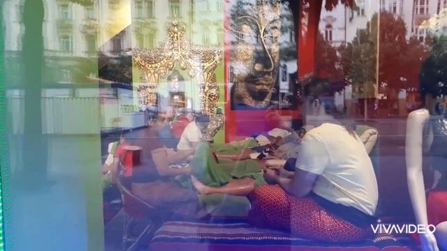 Беженцев с Украины кормят в ресторанах  Праги бесплатно. Массаж в тайском салоне за 10 евро. Бассей смотреть онлайн