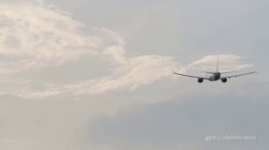Боинг 737 MAX авиакомпании SCAT Airlines взлетает из аэропорта Пхукет.