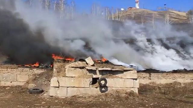 Возле Академии биатлона в Красноярске горят шины смотреть онлайн