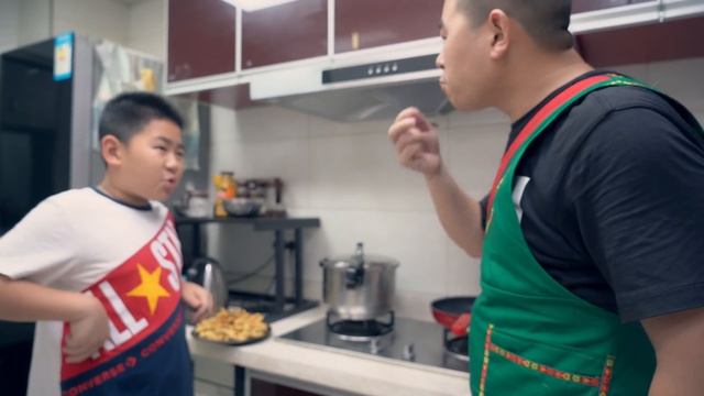 【超小厨】3斤牛肉，做咖喱牛腩+清蒸多宝鱼，父亲节喜获奖状，又苦逼又满足！ смотреть онлайн