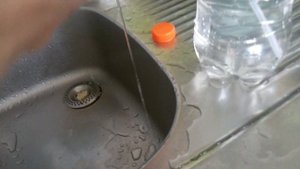 Обзор на кран из бутылки и трубачки! 5 лайков покажу как сделать