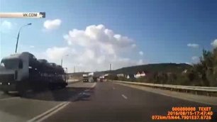 КамАЗ на бешеной скорости таранит машины на встречке в Новороссийске