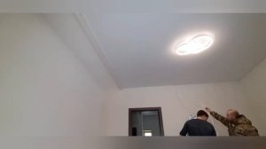 Вставка плинтуса в натяжной потолок