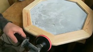 Шикарный кофейный столик из компьютерного кресла, половой доски и плитки.