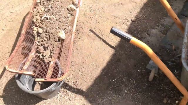 Выравнивание кусочка земли возле дома . Земля под газон . Красота перед домом . участок для отдыха. смотреть онлайн